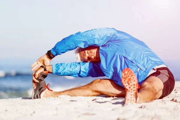 Mannen på stranden utanför — Stockfoto