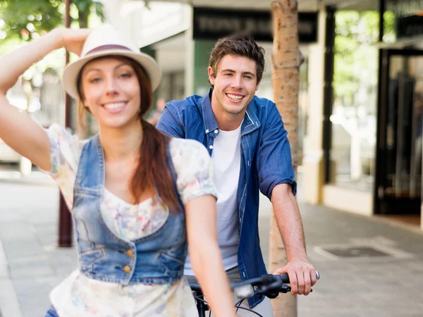 自転車が付いている都市の幸せなカップル — ストック写真