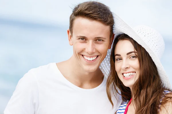 Romantische jonge paar op het strand — Stockfoto