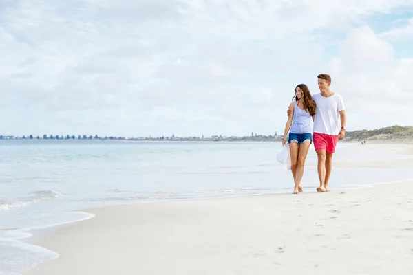 Romantico giovane coppia sulla spiaggia — Foto Stock