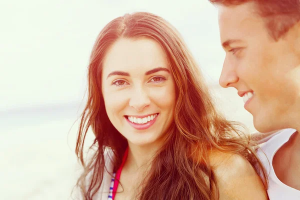 Pareja joven romántica en la playa — Foto de Stock