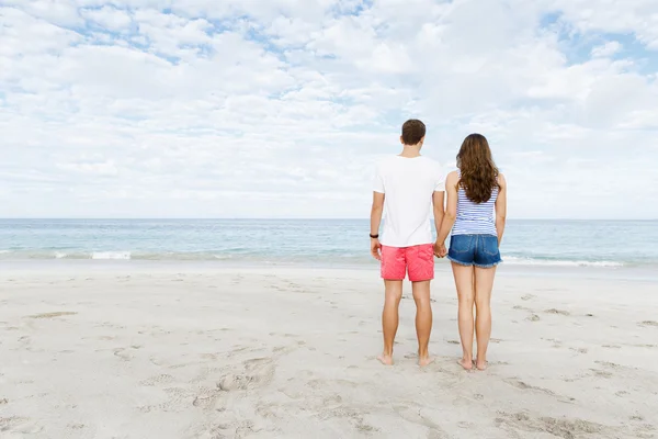Młoda para zakochana na plaży — Zdjęcie stockowe