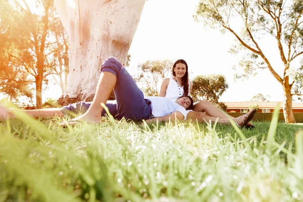 Jeune couple dans le parc — Photo