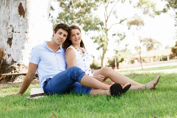 Jeune couple dans le parc — Photo