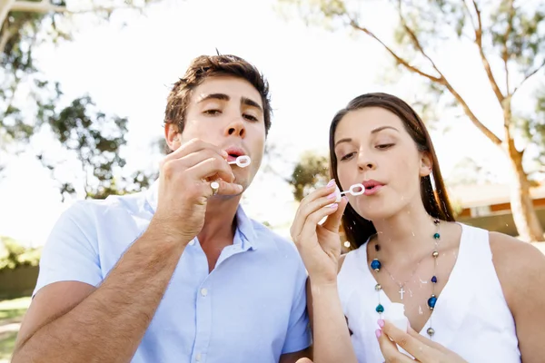 Pareja en el parque — Foto de Stock