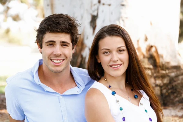 Pareja joven en el parque — Foto de Stock