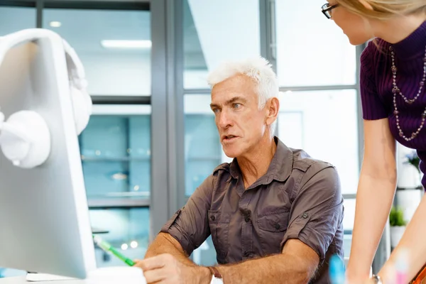 Collega's samen te werken — Stockfoto