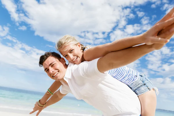 Happy couple  jumping on beach vacations — Stock Photo, Image
