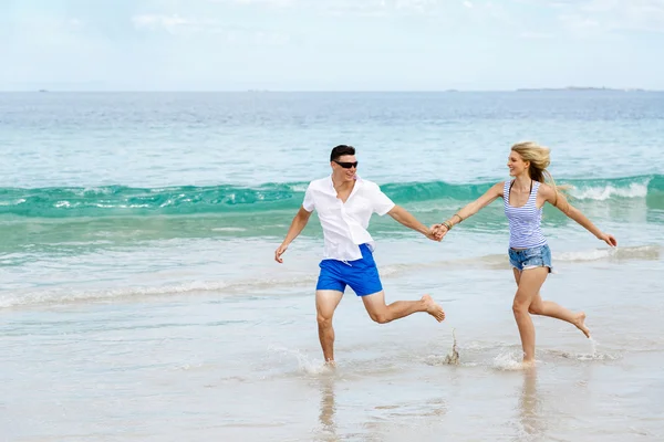 Romantique jeune couple sur la plage — Photo