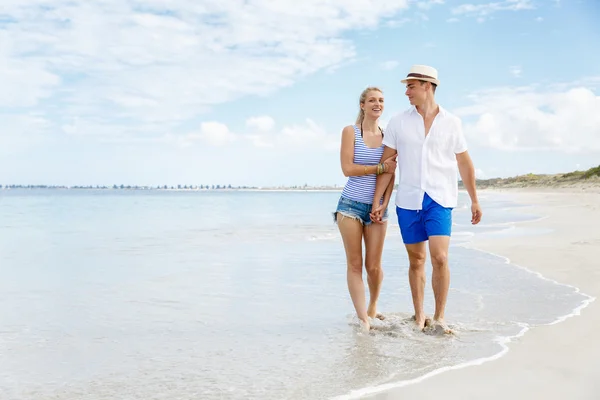 Romantische jonge paar op het strand — Stockfoto