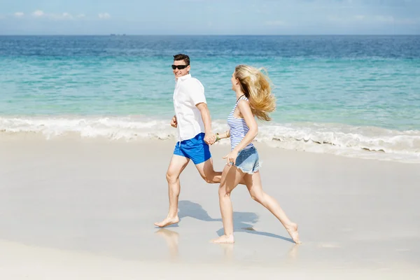 Romantisches junges Paar am Strand — Stockfoto