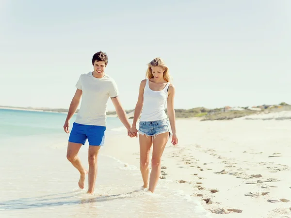 Plaj romantik genç Çift — Stok fotoğraf