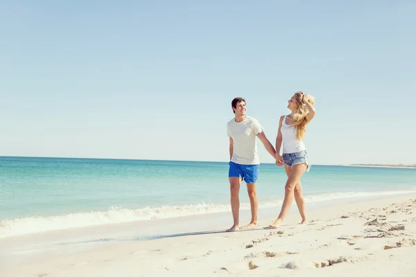 Romantiska ungt par på stranden — Stockfoto
