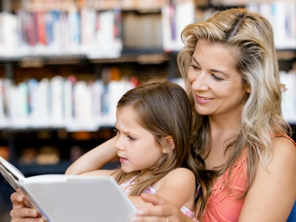 Wir lesen gerne — Stockfoto