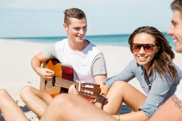 Hermosos jóvenes con guitarra en la playa —  Fotos de Stock