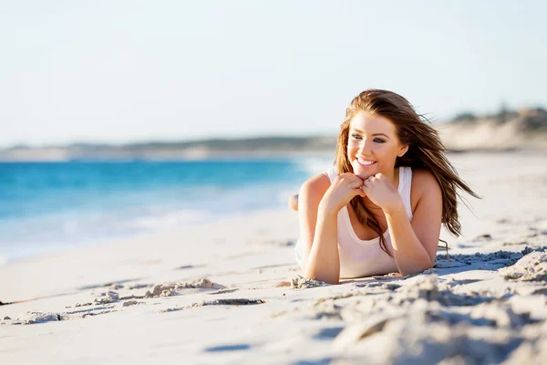 Mladá žena relaxace na pláži Stock Snímky
