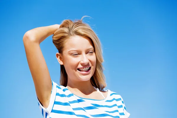 Mujer joven relajándose en la playa Fotos de stock