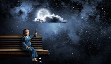 Yukarı dönük çocuk kız