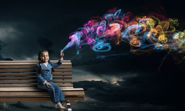 Yukarı dönük çocuk kız