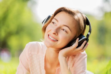 Park güneşli hafta sonu