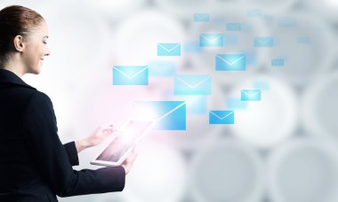 Modern teknolojiler kullanan kadın