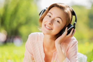 Park güneşli hafta sonu