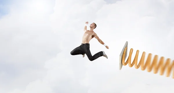 Mann springt auf Sprungbrett — Stockfoto