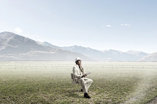 Homme en costume et chapeau utilisation tablette — Photo