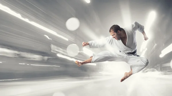 Karate uomo in kimino bianco — Foto Stock