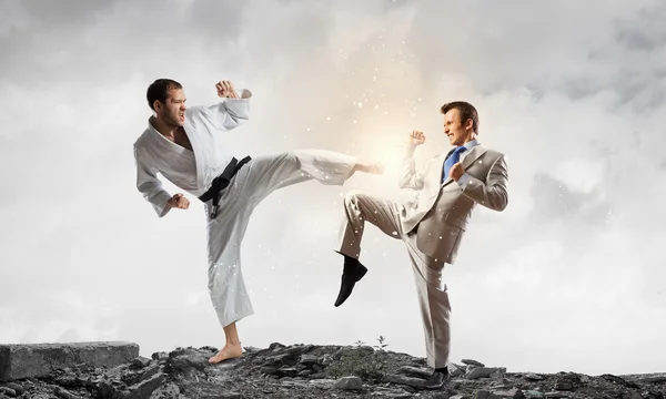 Karate muž v bílé kimino — Stock fotografie