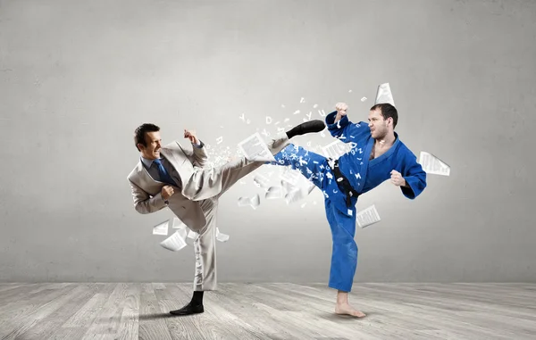 Karate mannen i blå kimino — Stockfoto