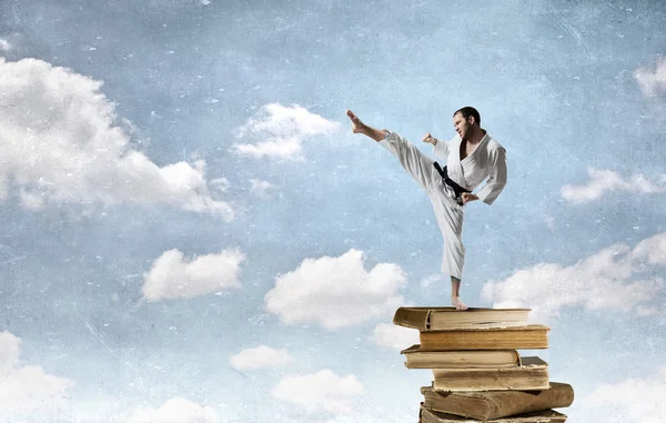 Karate mannen i vit kimino — Stockfoto