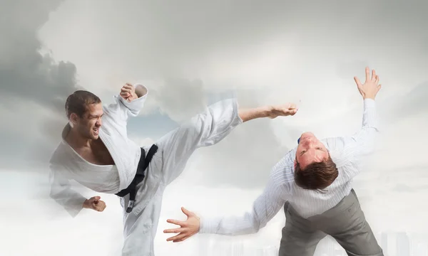 Karate mens in witte kimino — Stockfoto