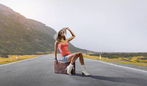 Pretty brunette retro hitchhiker — Stock Photo, Image