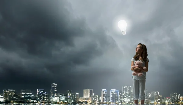 Ayı ile küçük kız — Stok fotoğraf