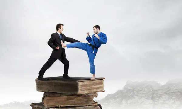 Karate uomo in kimino blu — Foto Stock