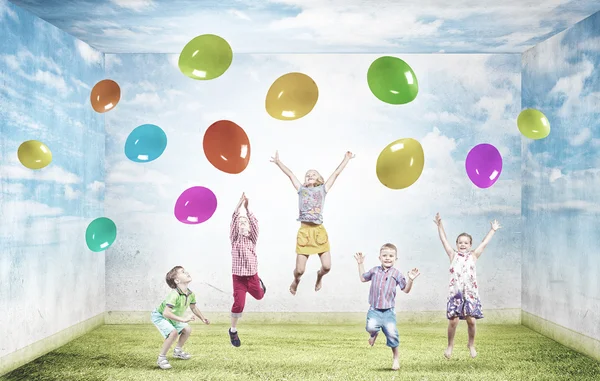 Niños juguetones atrapan globos —  Fotos de Stock