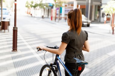 Genç kadın üzerinde bisiklet commuting