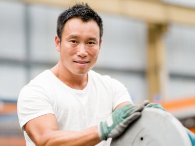 Asya işçi fabrikada üretim tesisi