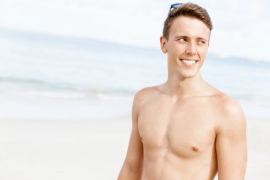Yakışıklı adam sahilde poz