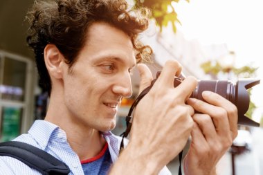 Erkek fotoğrafçı alarak resim