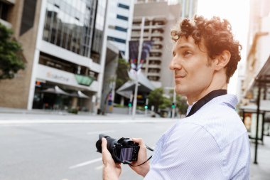 Erkek fotoğrafçı alarak resim