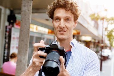 Erkek fotoğrafçı alarak resim