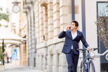 Başarılı bir iş adamı binicilik bisiklet