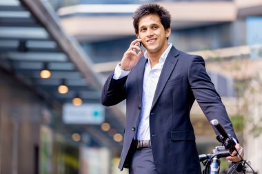 Başarılı bir iş adamı binicilik bisiklet