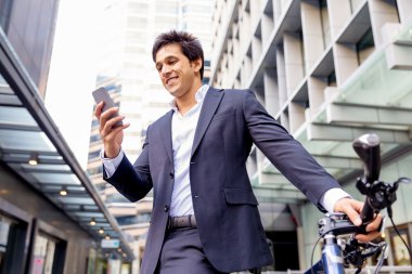 Başarılı bir iş adamı binicilik bisiklet