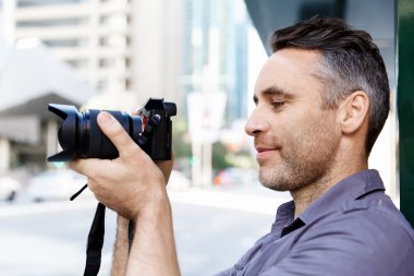 Erkek fotoğrafçı alarak resim