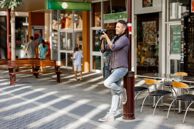 Erkek fotoğrafçı alarak resim