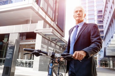 Başarılı bir iş adamı binicilik bisiklet