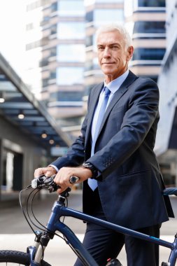 Başarılı bir iş adamı binicilik bisiklet